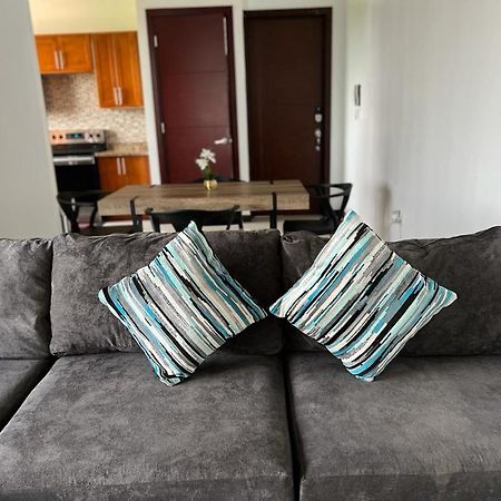 Metcalfe Luxury One Bedroom Suite Кингстън Екстериор снимка