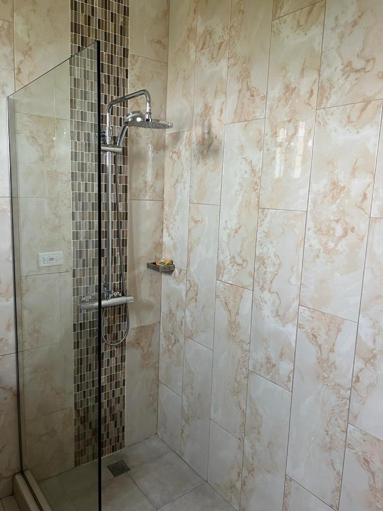Metcalfe Luxury One Bedroom Suite Кингстън Екстериор снимка