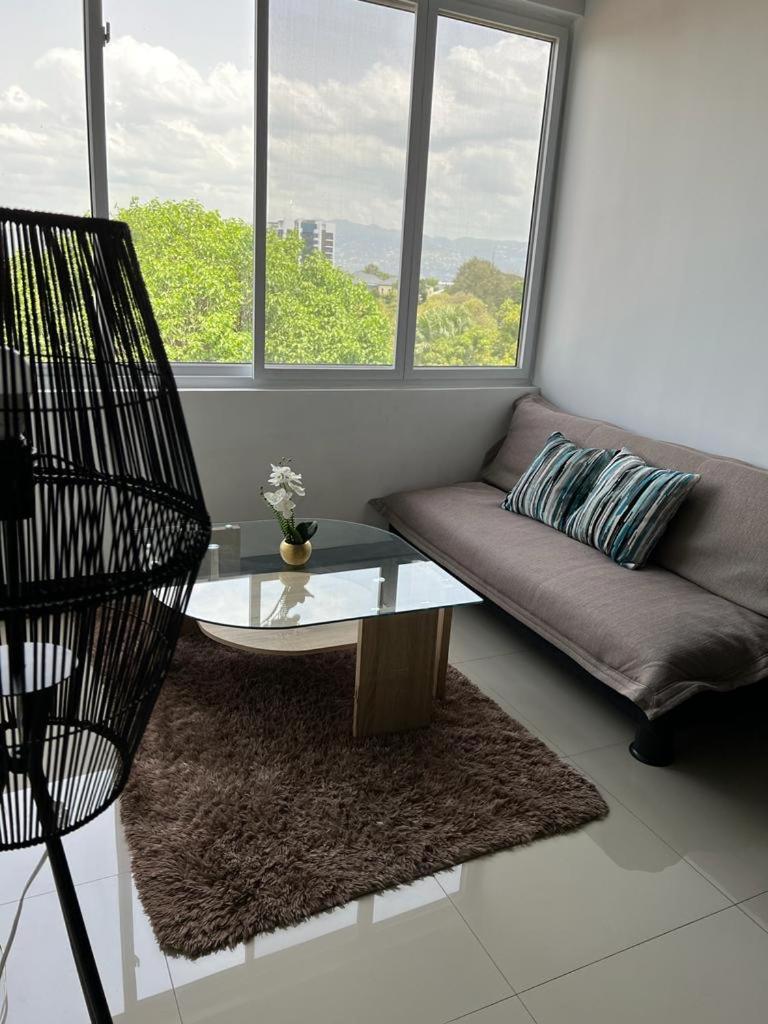Metcalfe Luxury One Bedroom Suite Кингстън Екстериор снимка